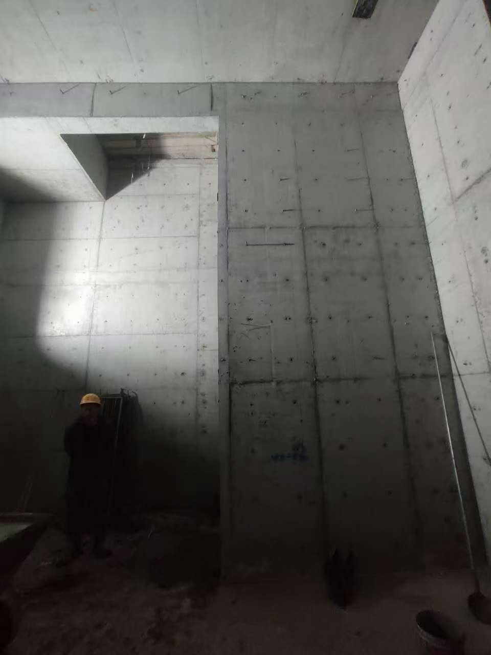 大英墙上开槽钢筋断了有影响吗